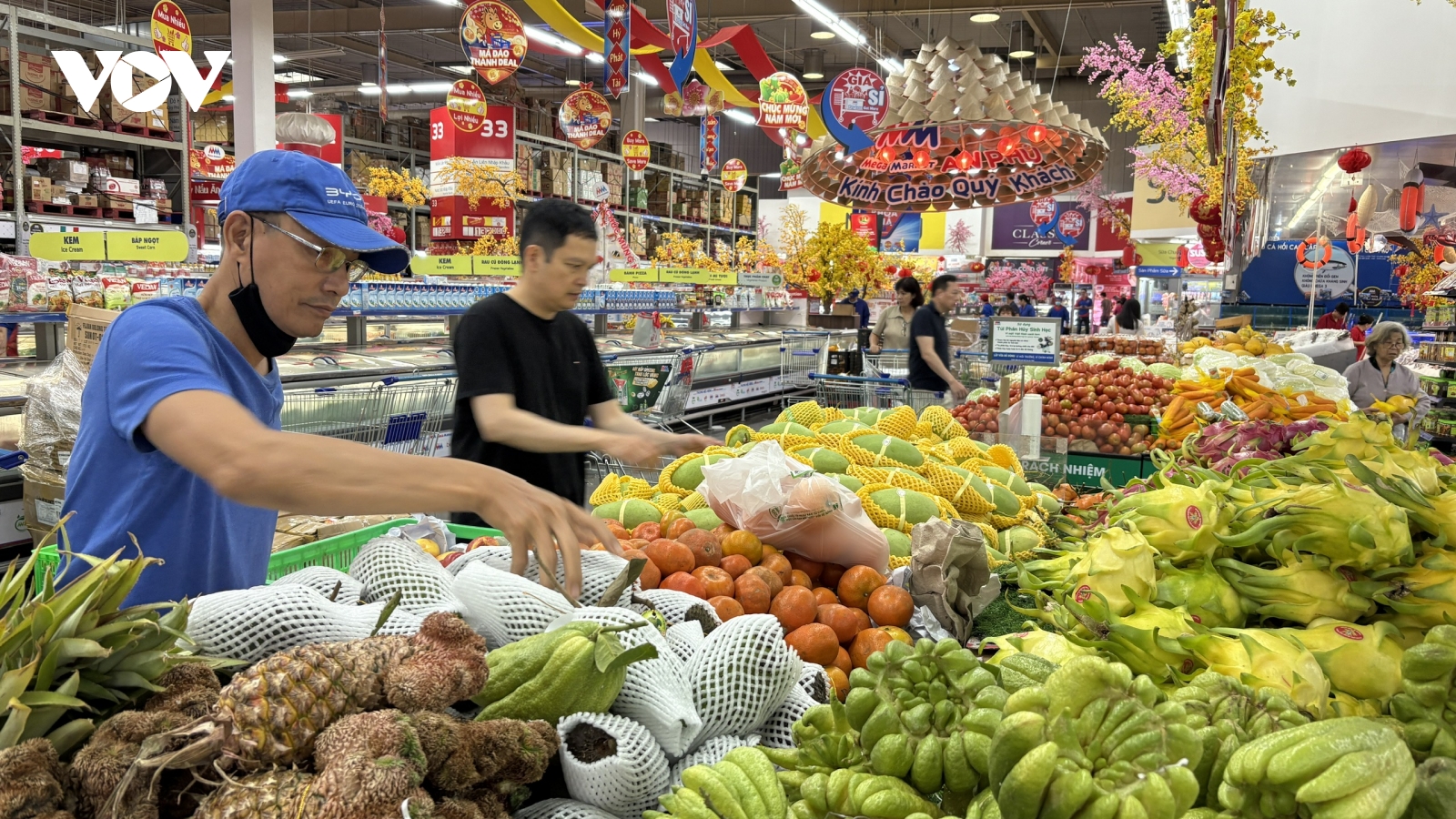 Người dân TP.HCM gấp rút mua sắm ngày 29 Tết trước giờ siêu thị đóng cửa