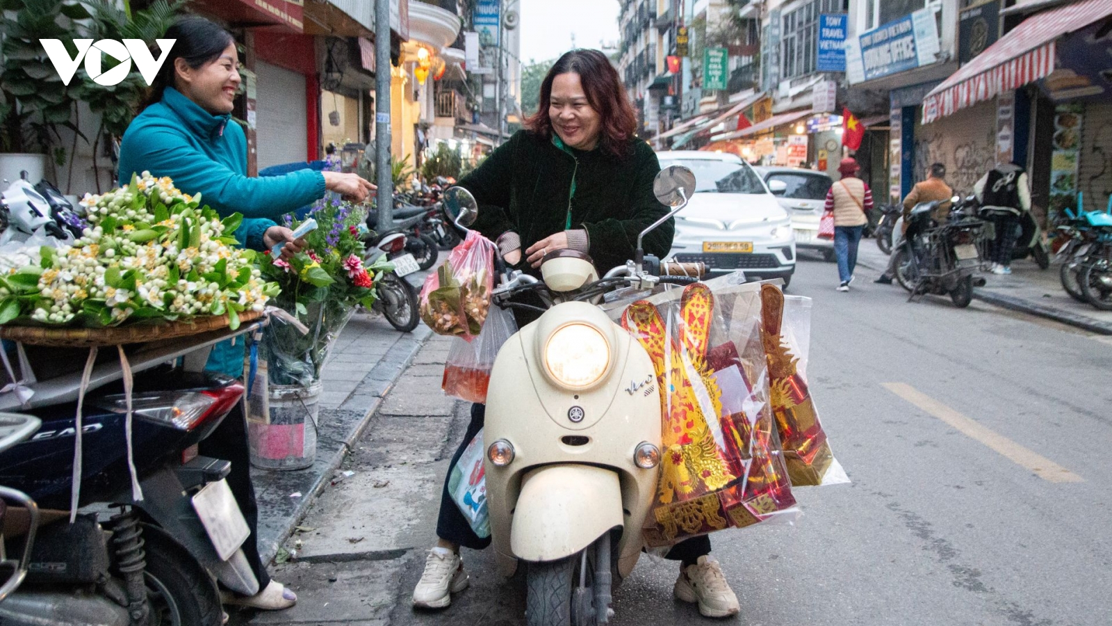 Chợ "nhà giàu" Hà Nội xuyên đêm làm hàng phục vụ ngày ông Công ông Táo