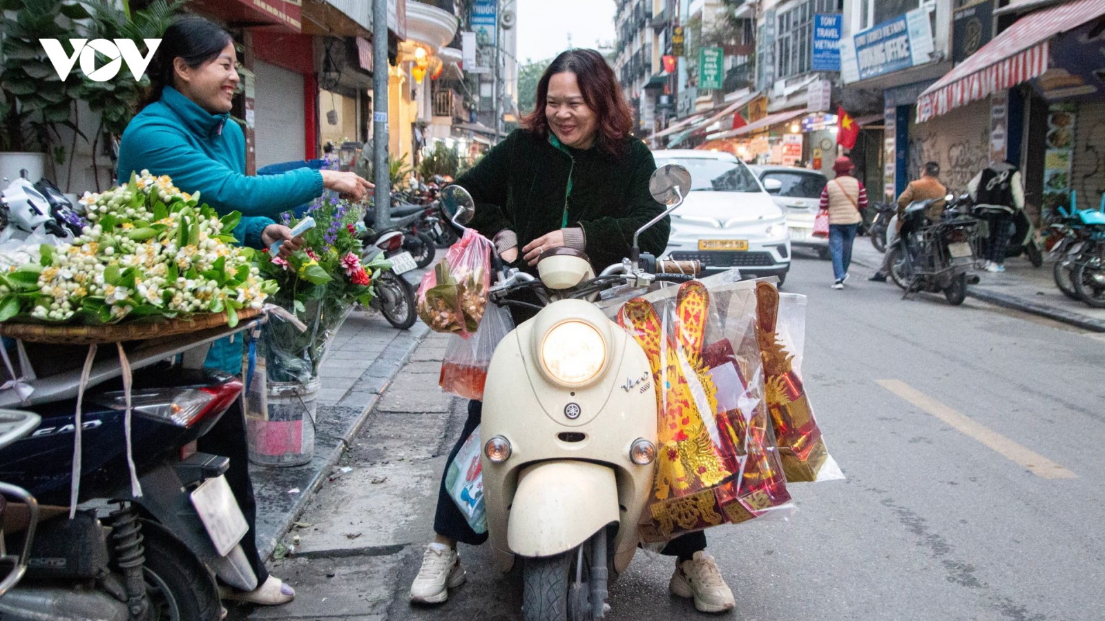 Chợ "nhà giàu" Hà Nội xuyên đêm làm hàng phục vụ ngày ông Công ông Táo