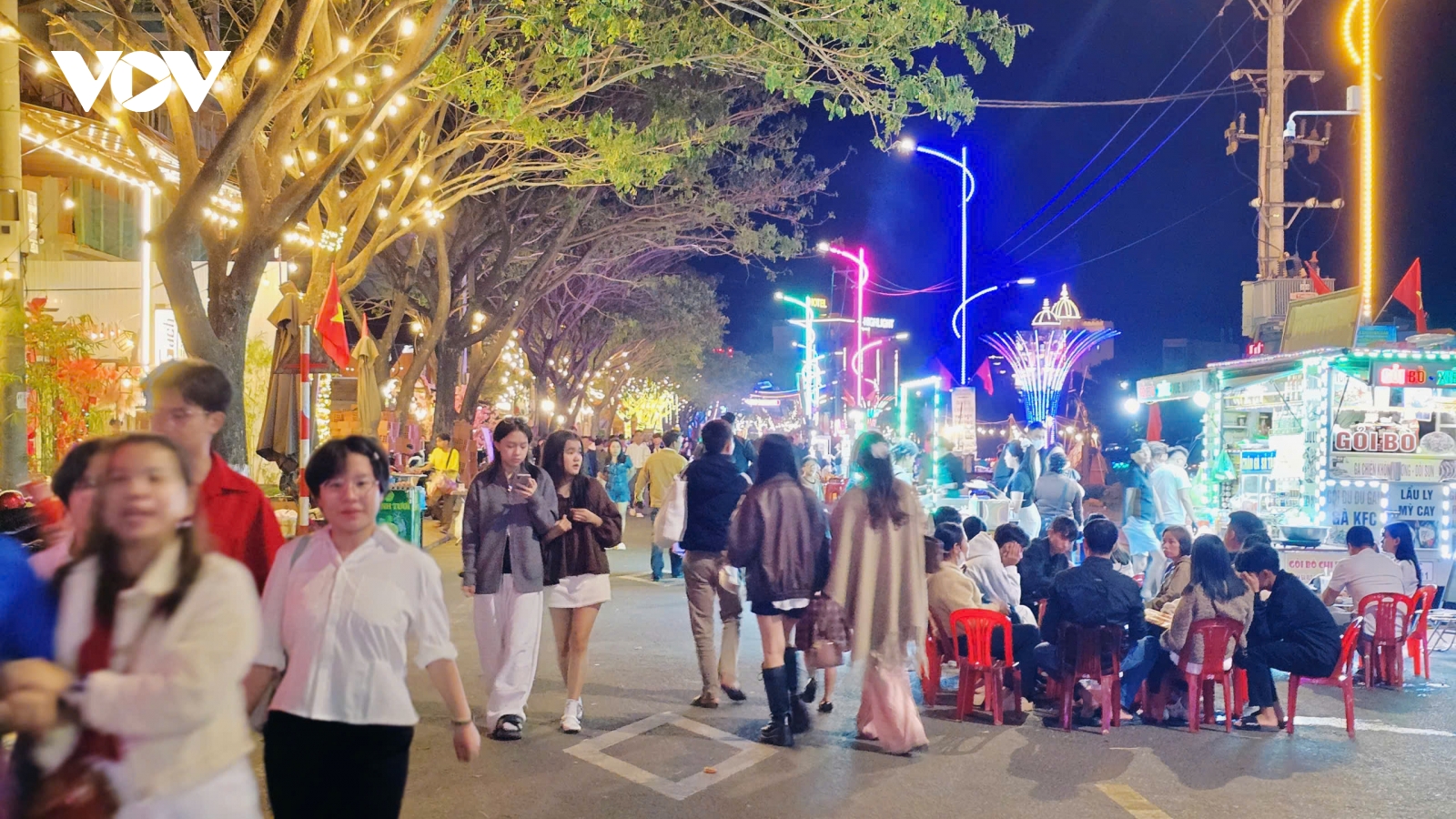 Phố đêm Chợ Nhỏ Pleiku lung linh, rộn ràng những ngày đầu năm mới