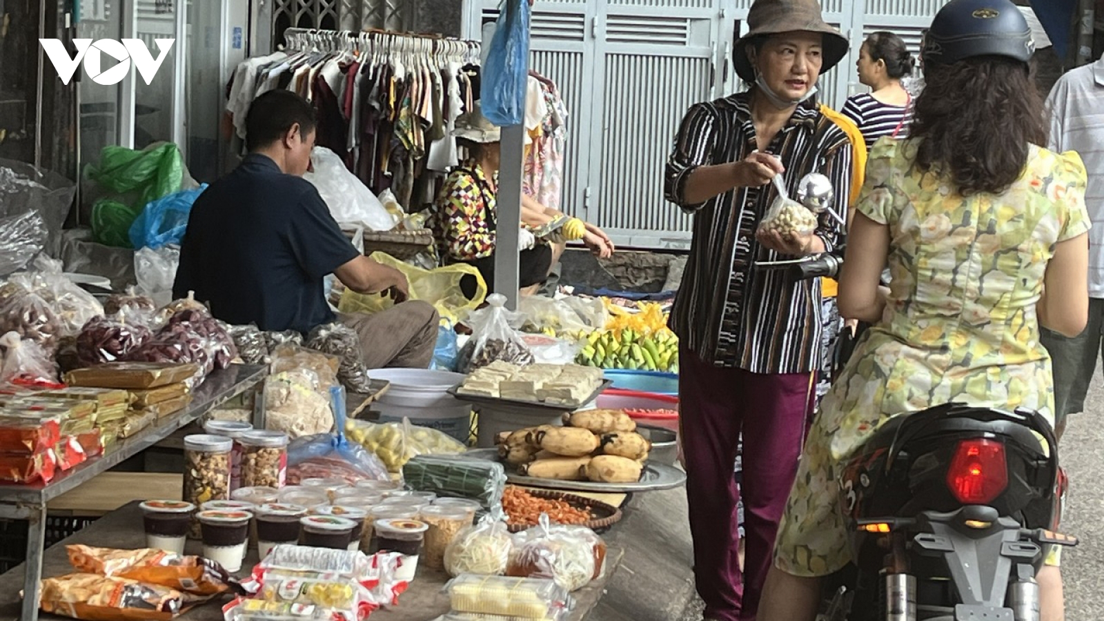 Chợ Tết truyền thống 2026 “xoay mình” thích nghi trước làn sóng mua sắm online