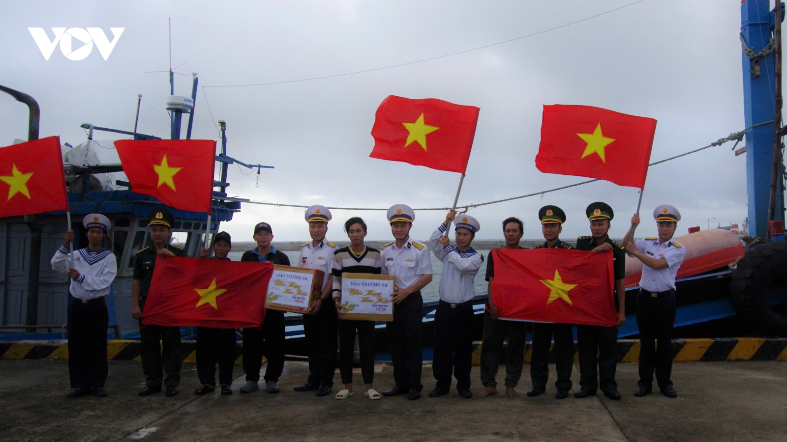 Đảo Trường Sa trao quà Tết cho ngư dân tàu cá Gia Lai trên đảo