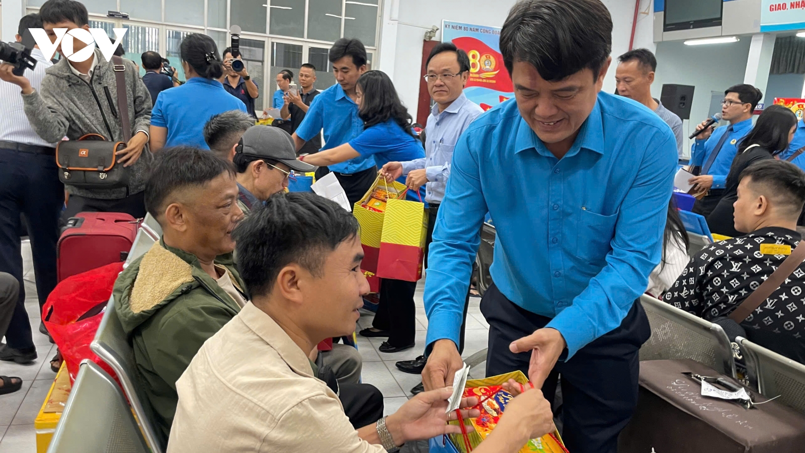 Những tấm vé tàu nghĩa tình ấm lòng công nhân xa quê về nhà ăn Tết