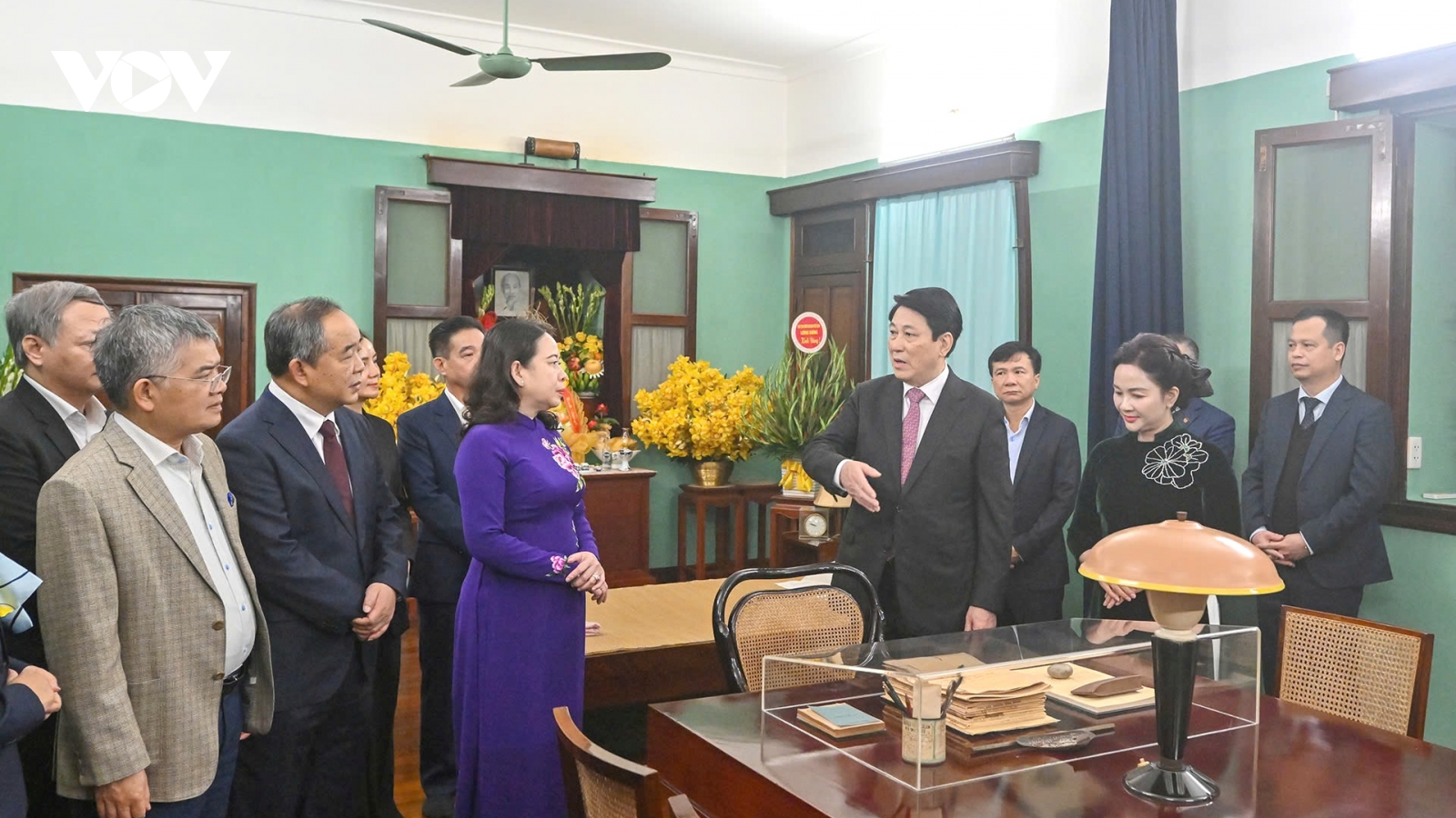 Chủ tịch nước Lương Cường dâng hương tưởng niệm Chủ tịch Hồ Chí Minh tại Nhà 67