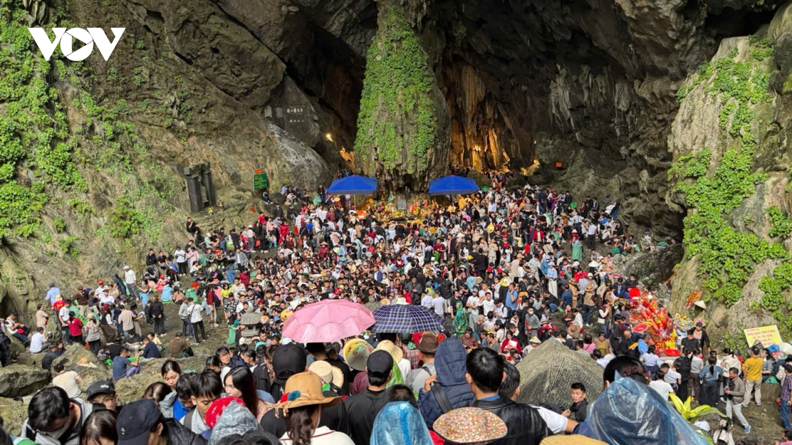 Khách hành hương “chôn chân” hàng giờ dưới mưa để vào động Hương Tích