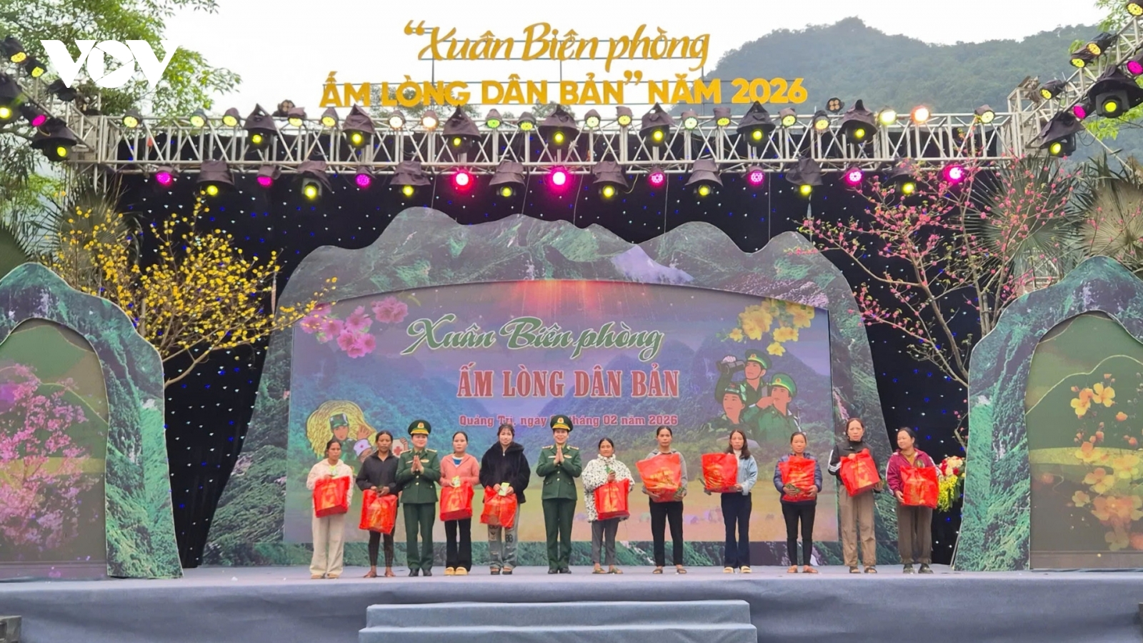 Mang Tết đến sớm với đồng bào biên giới Quảng Trị