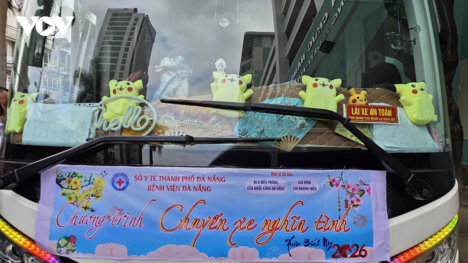 Đà Nẵng: Bệnh nhân xúc động khi được tặng quà, xe cấp cứu đưa về tận nhà ăn Tết