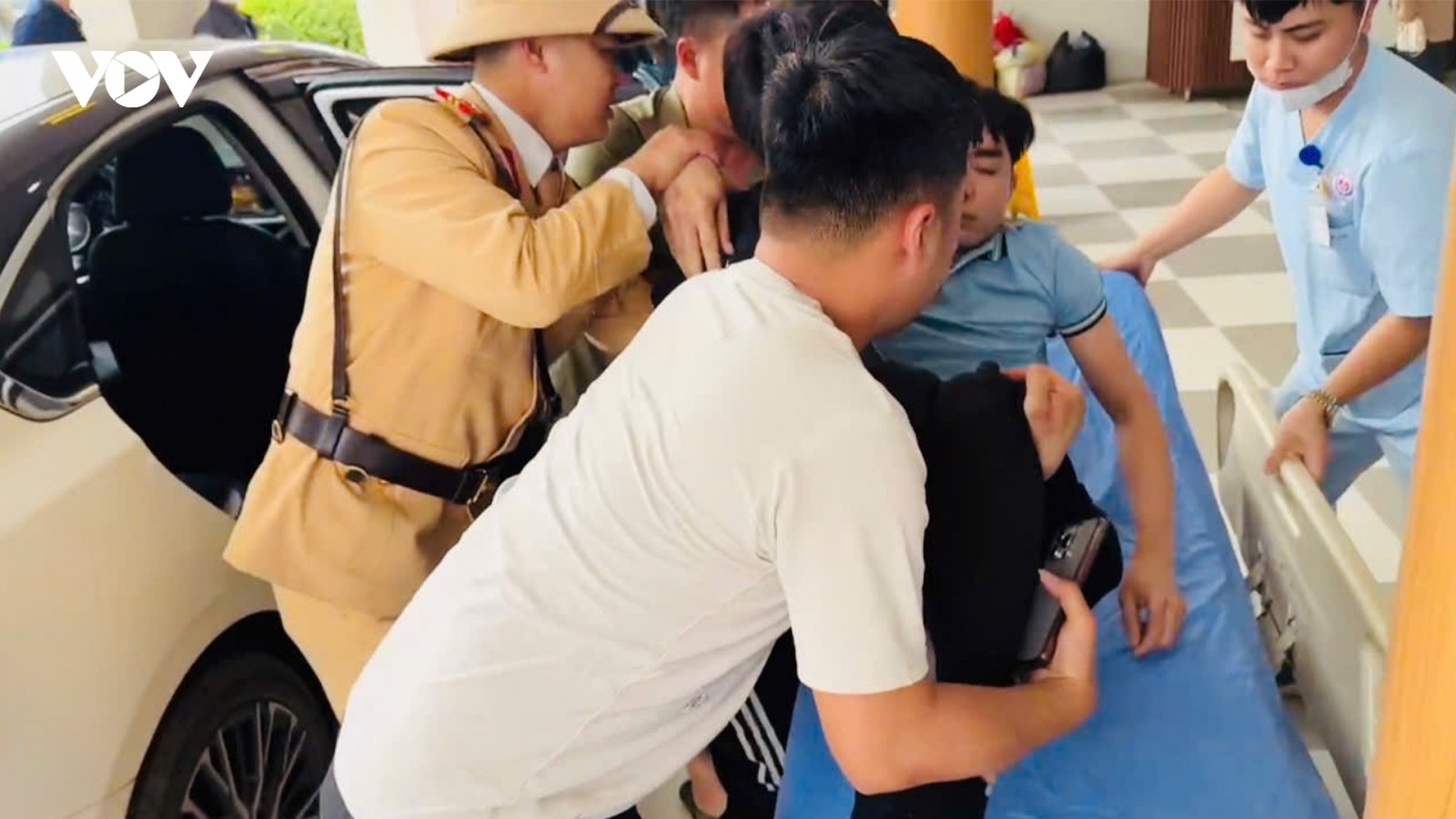 Mở đường 28km, CSGT Thái Nguyên đưa người bị chấn thương nặng đi cấp cứu