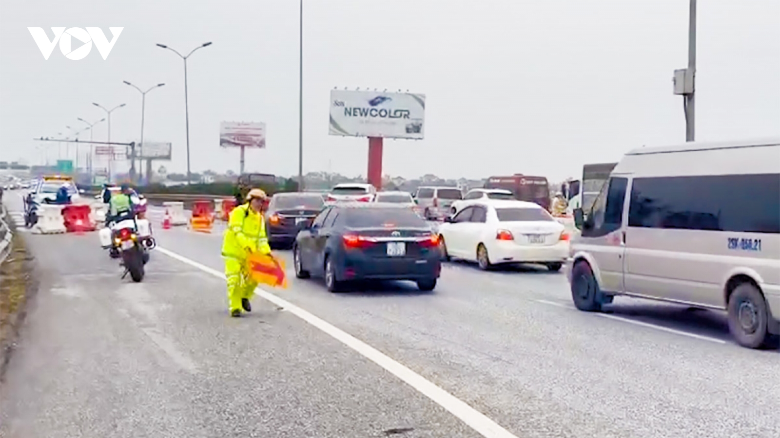 CSGT phân luồng cho xe đi ngược chiều để giảm tải cao tốc Hà Nội - Ninh Bình