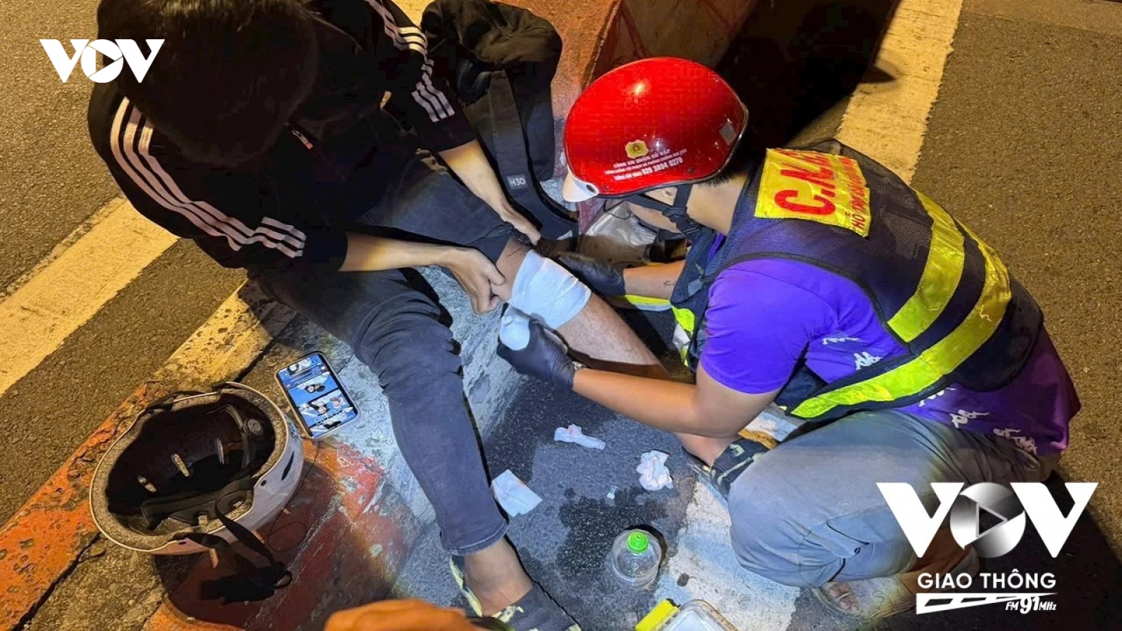Những bạn trẻ thầm lặng cứu giúp người bị tai nạn giao thông