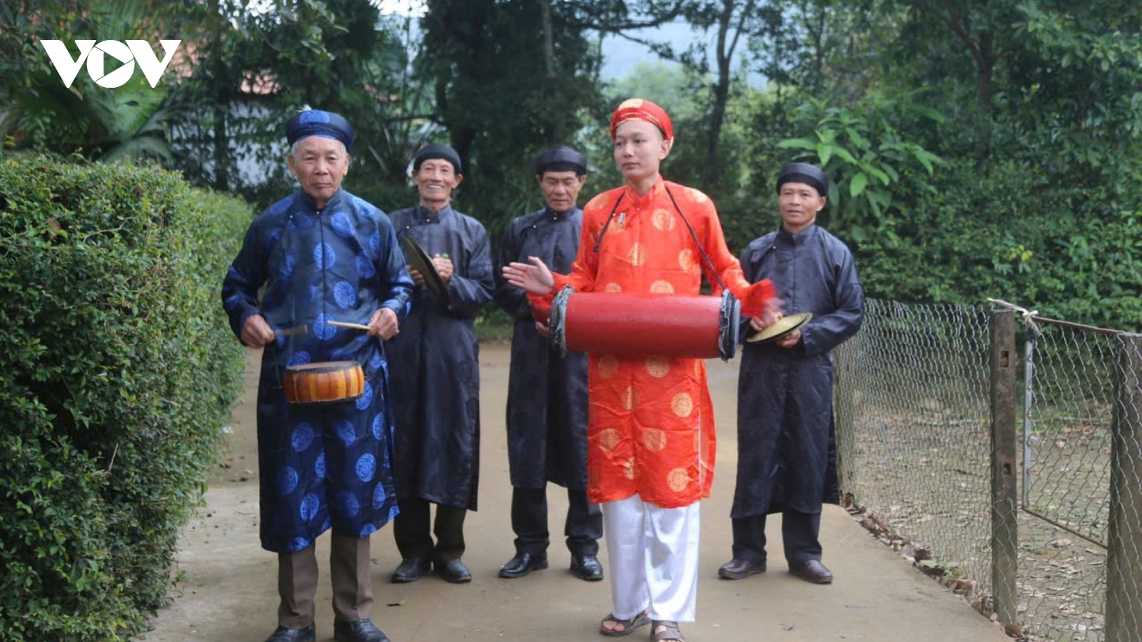 Độc đáo đội hát sắc bùa đi chúc Tết ở miền núi Quảng Trị