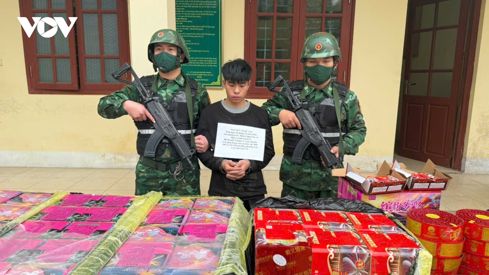 Bắt giữ đối tượng bơi qua sông Hồng, tuồn 150kg pháo lậu vào Việt Nam