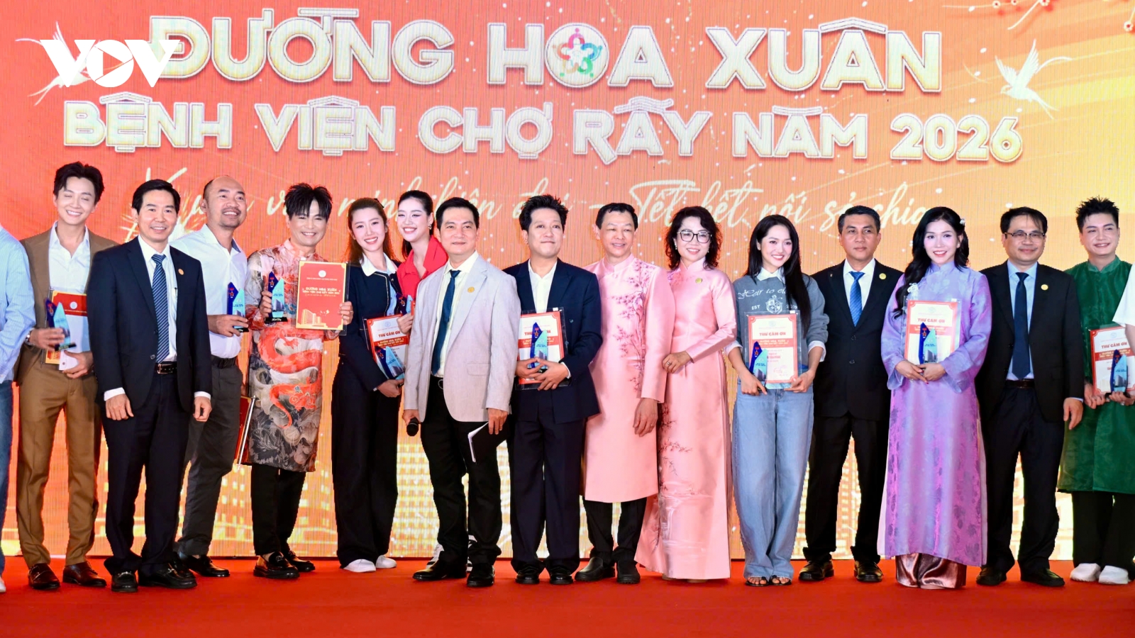 Đường hoa xuân Chợ Rẫy mang Tết vào bệnh viện