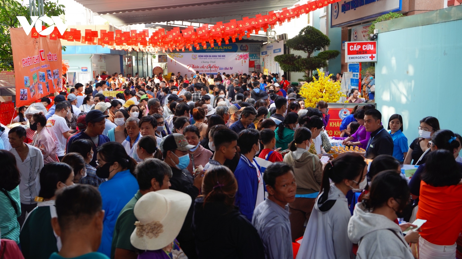 "Phiên chợ 0 đồng" và nhiều chương trình chăm lo Tết cho bệnh nhân khó khăn