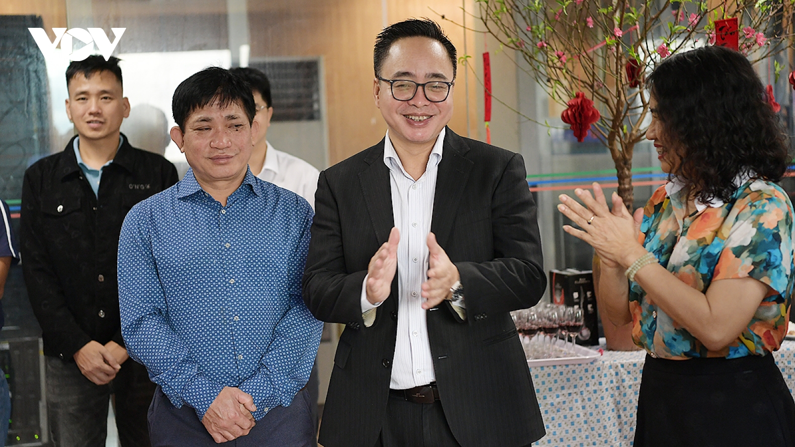 Phó TGĐ VOV Phạm Mạnh Hùng thăm, động viên các đơn vị trực sản xuất chương trình Tết