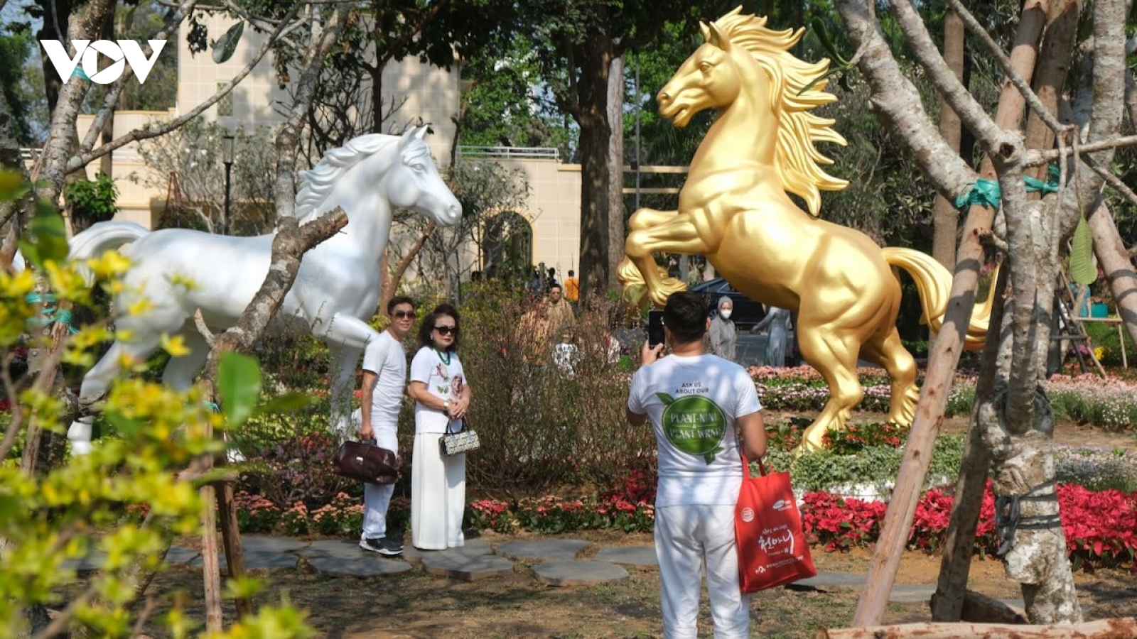 Hàng ngàn người du Xuân, tưởng nhớ đồng bào tại Công viên Lý Thái Tổ, TP.HCM