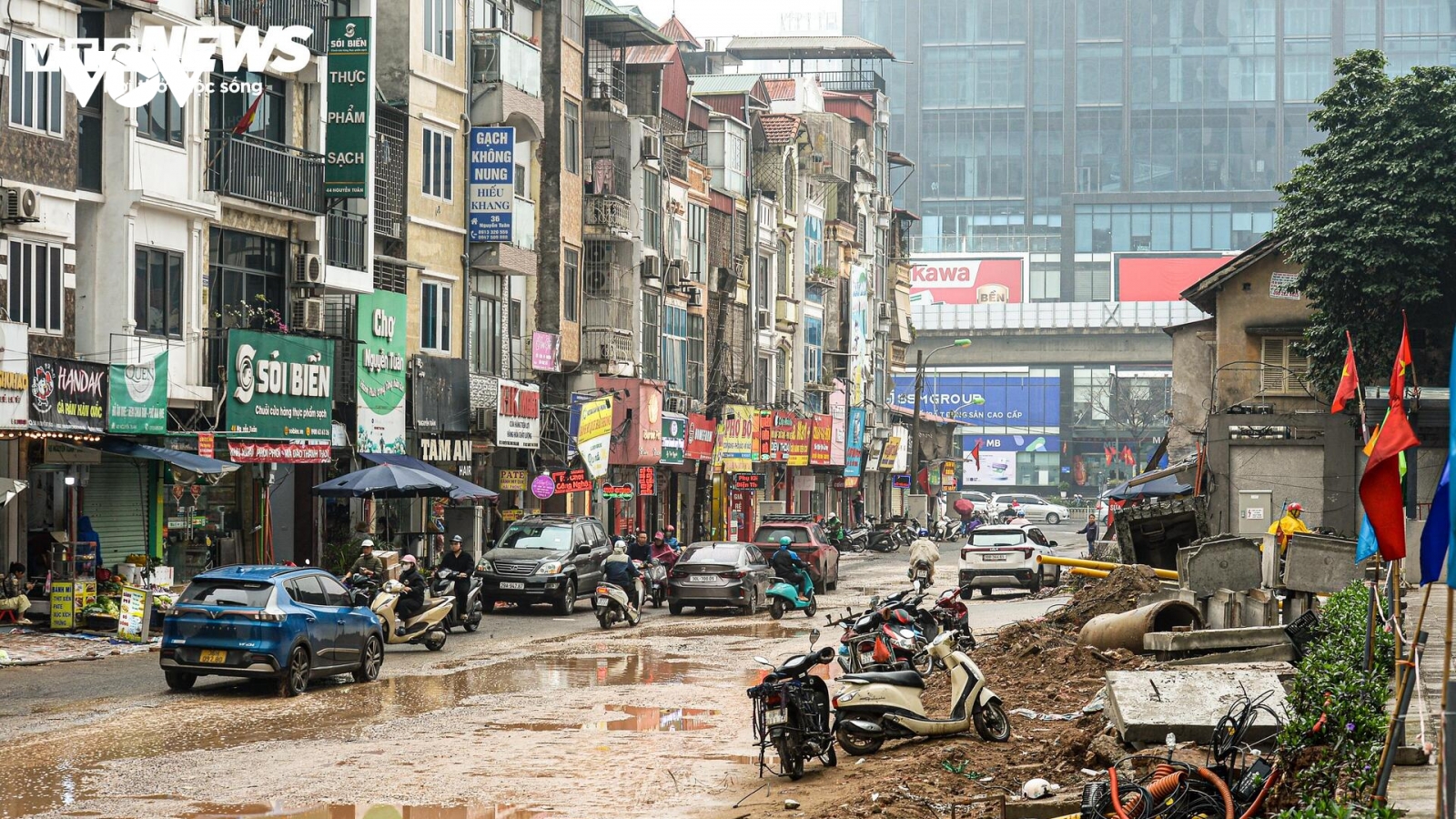 Dự án đường 400 tỷ ở Hà Nội ngổn ngang sau Tết, dân lội bùn, bắc ván vào nhà
