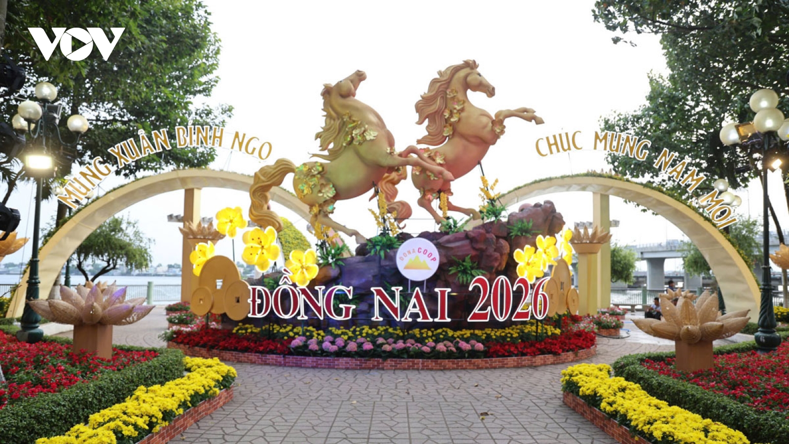 Linh vật ngựa trên "Đường hoa xuân Bính Ngọ" trở thành tâm điểm chú ý ở Đồng Nai