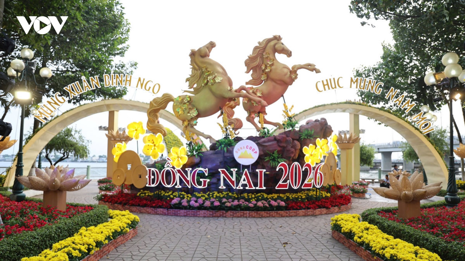 Linh vật ngựa trên "Đường hoa xuân Bính Ngọ" trở thành tâm điểm chú ý ở Đồng Nai