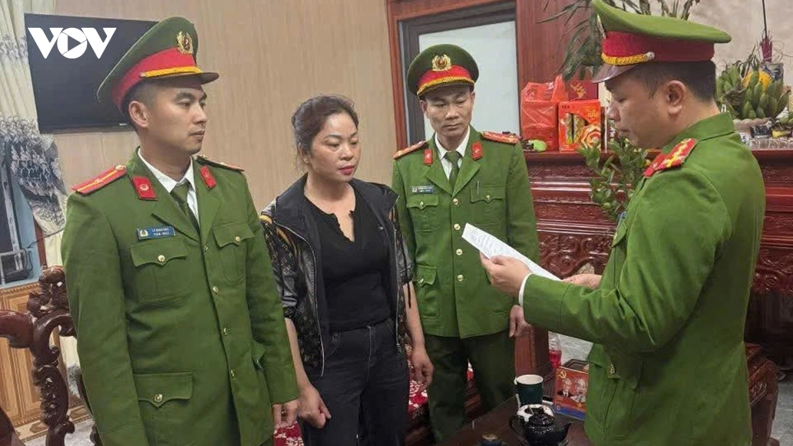 Tạm giữ người phụ nữ tự ý ép tài xế nộp tiền đỗ xe vào đền bà chúa Then ở Bắc Ninh