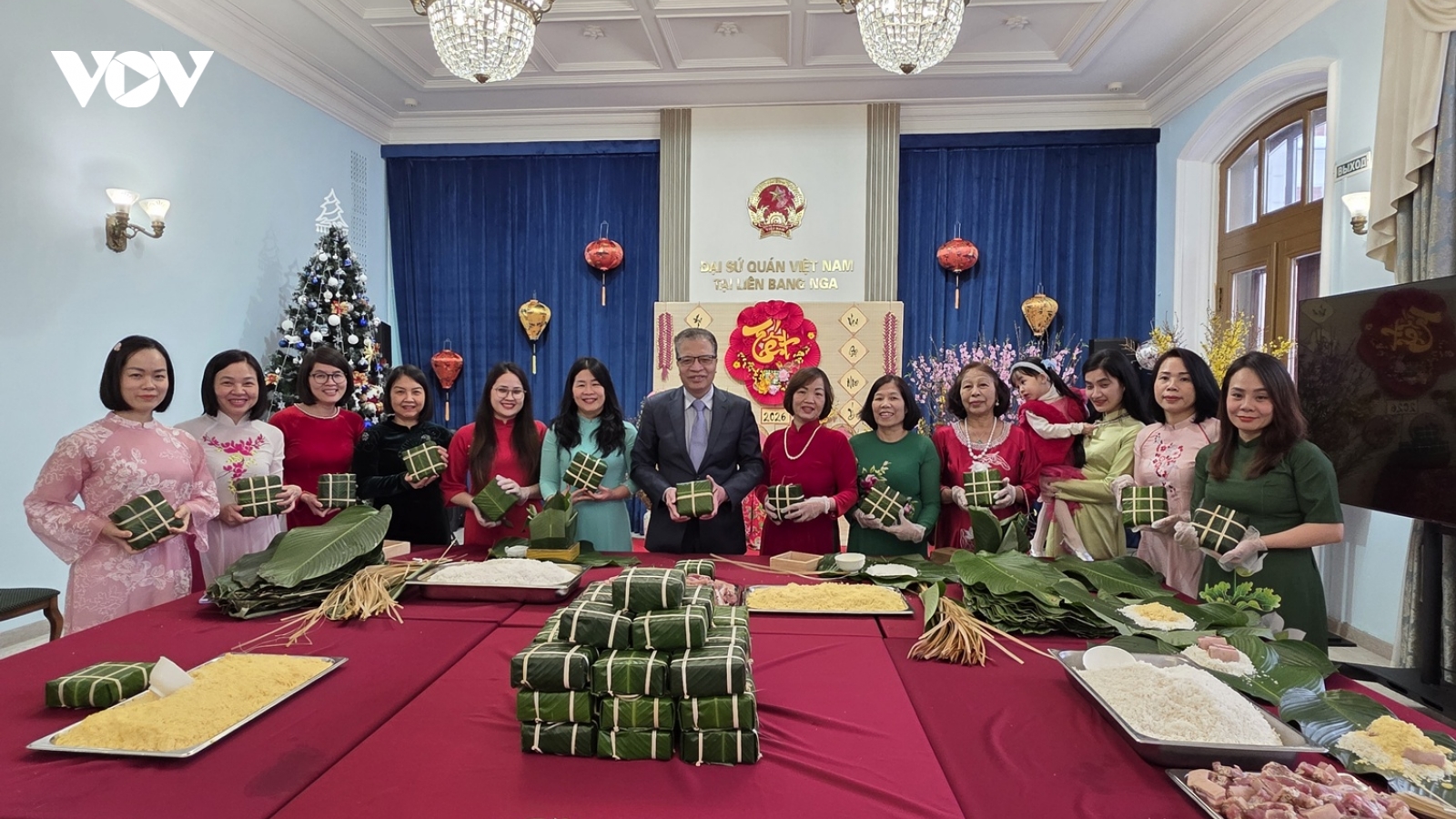 Đại sứ quán Việt Nam tại Nga gói bánh chưng đón Xuân Bính Ngọ 2026