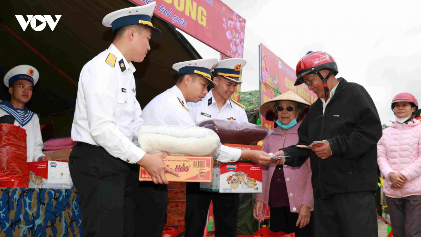 Mang Tết ấm nghĩa tình đến người dân rốn lũ Hòa Thịnh