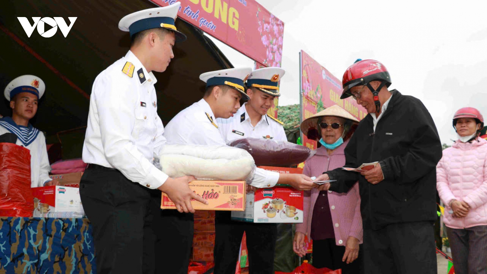 Mang Tết ấm nghĩa tình đến người dân rốn lũ Hòa Thịnh