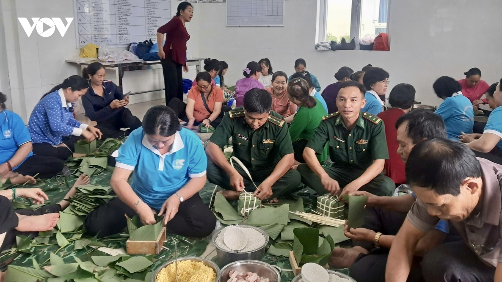 Bộ đội biên phòng gói 400 chiếc bánh chưng tặng bà con vùng biên đón Tết
