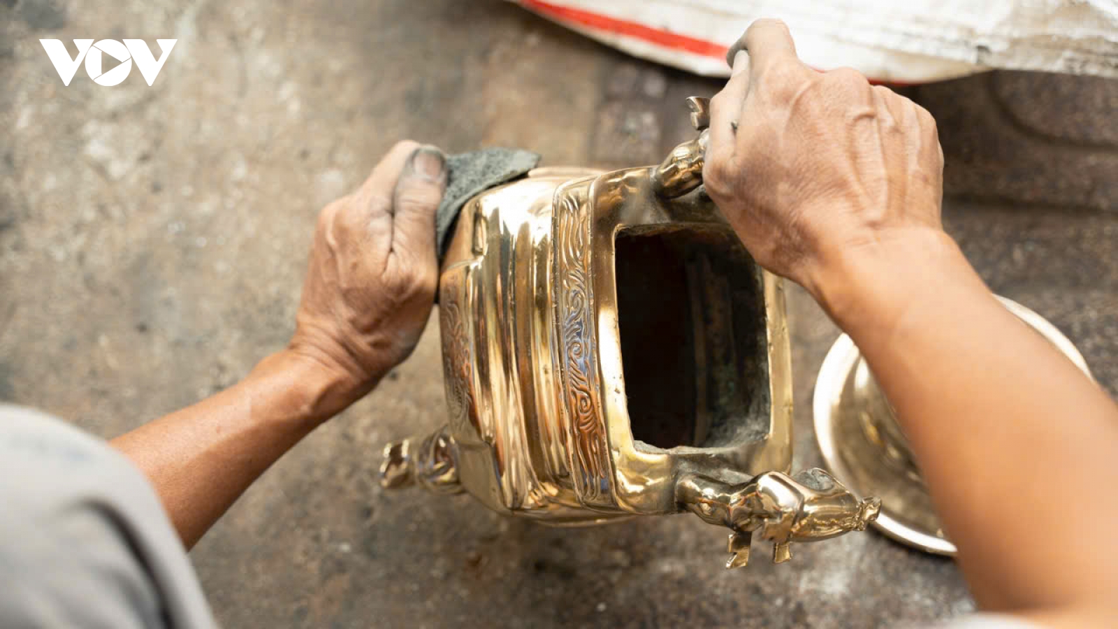 Thợ đánh bóng lư đồng tất bật mùa Tết, thu nhập tiền triệu mỗi ngày