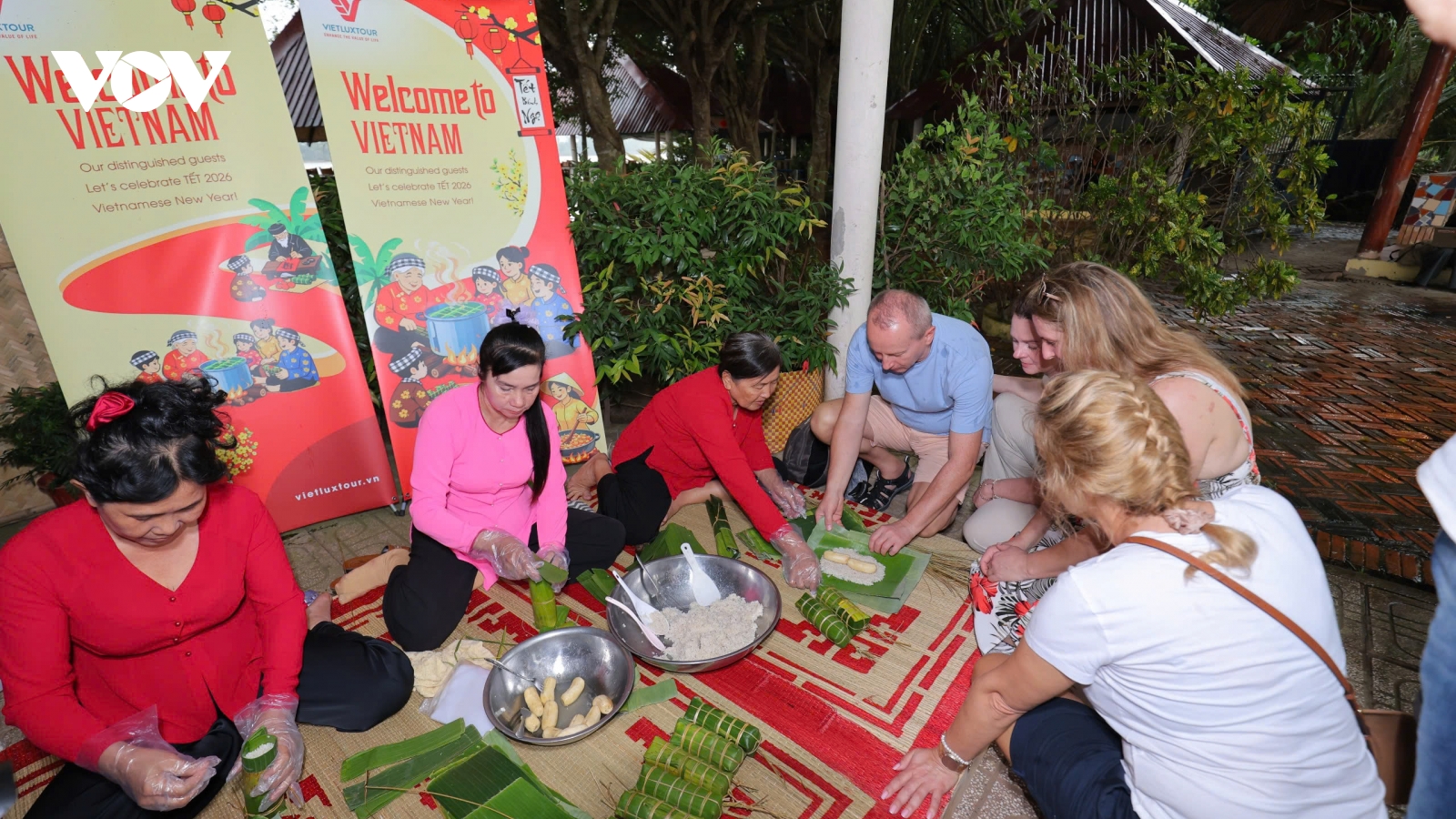 Du khách nước ngoài thích thú khi trải nghiệm “ăn Tết miền Tây”
