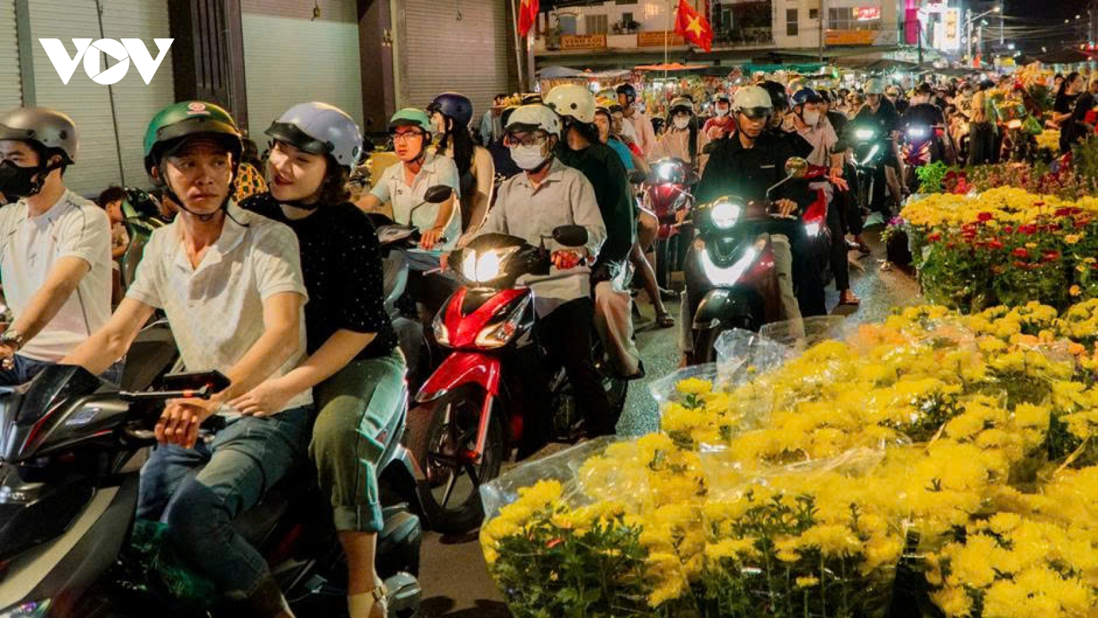 Vĩnh Long: Dòng người đổ về trung tâm ngắm pháo hoa