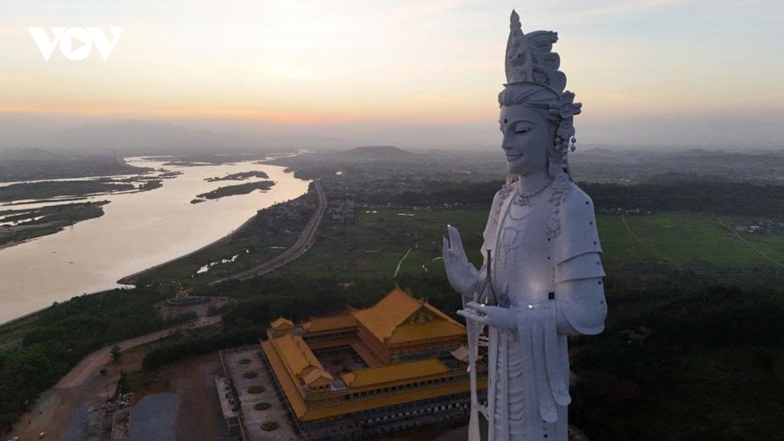 Chiêm bái tượng Phật cao 125m tại Chùa Minh Đức, Quảng Ngãi