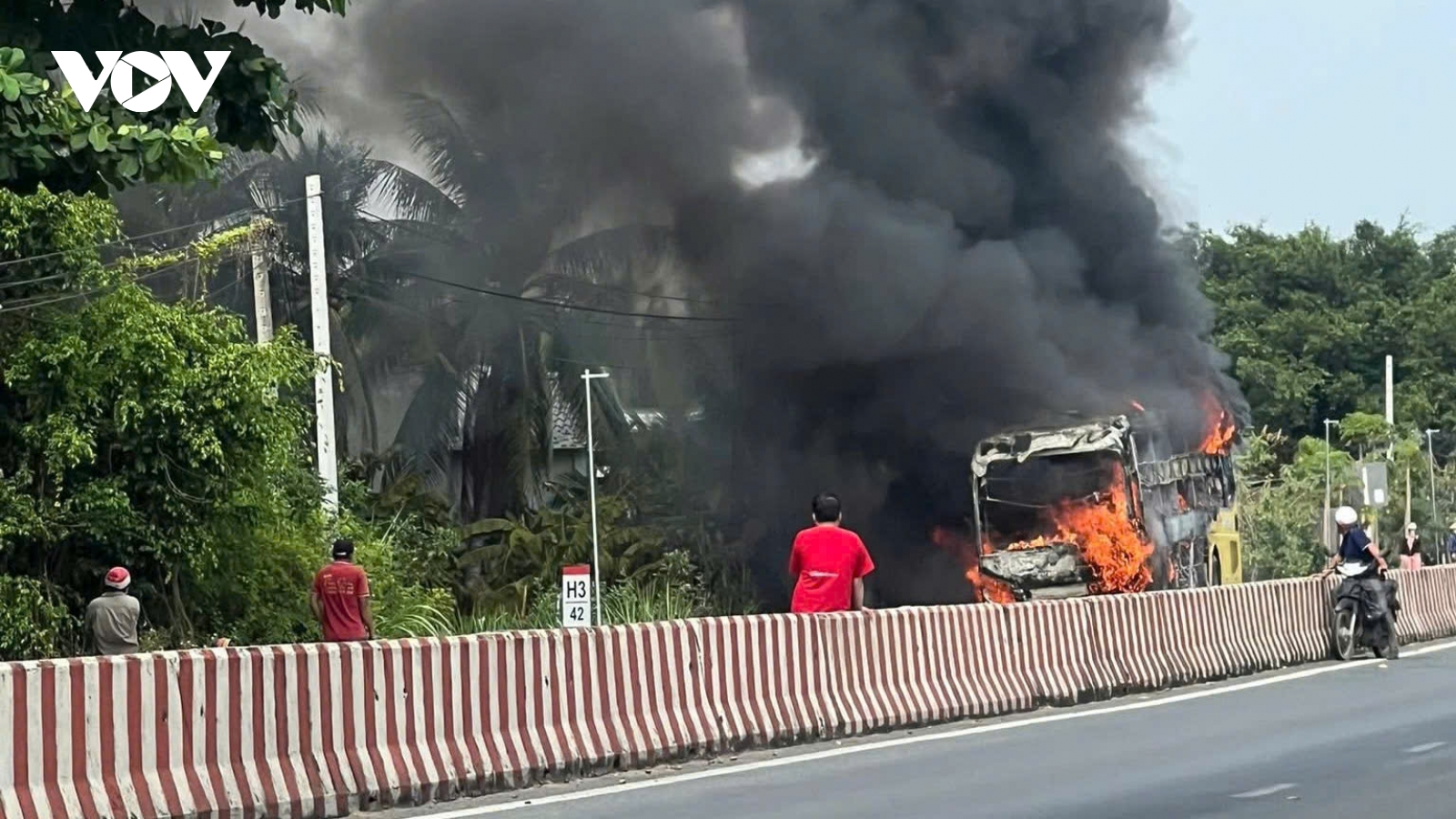 Xe khách 54 chỗ bất ngờ cháy rụi trên Quốc lộ 60