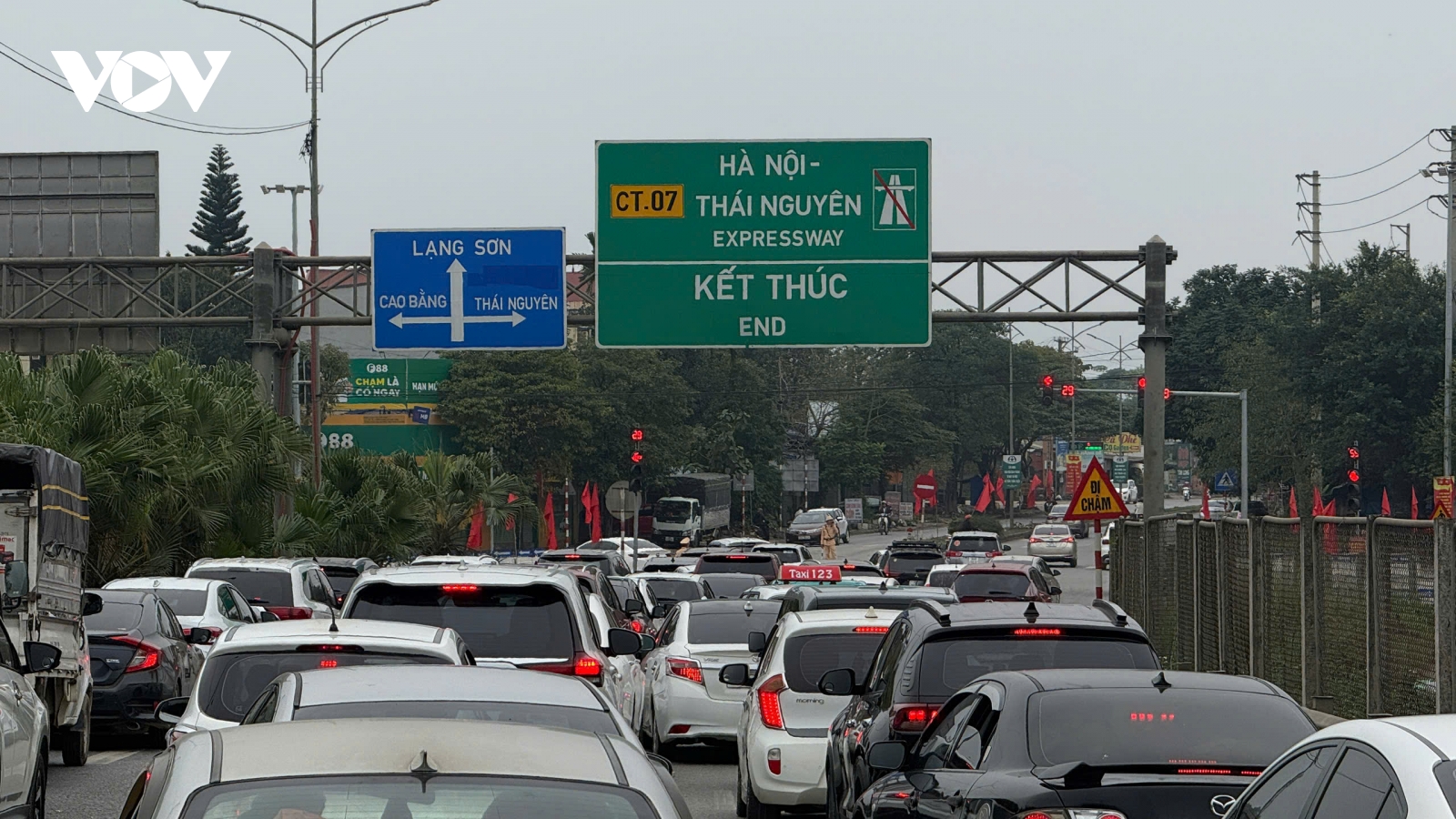 Ùn tắc kéo dài tại cao tốc Hà Nội - Thái Nguyên mùng 2 Tết