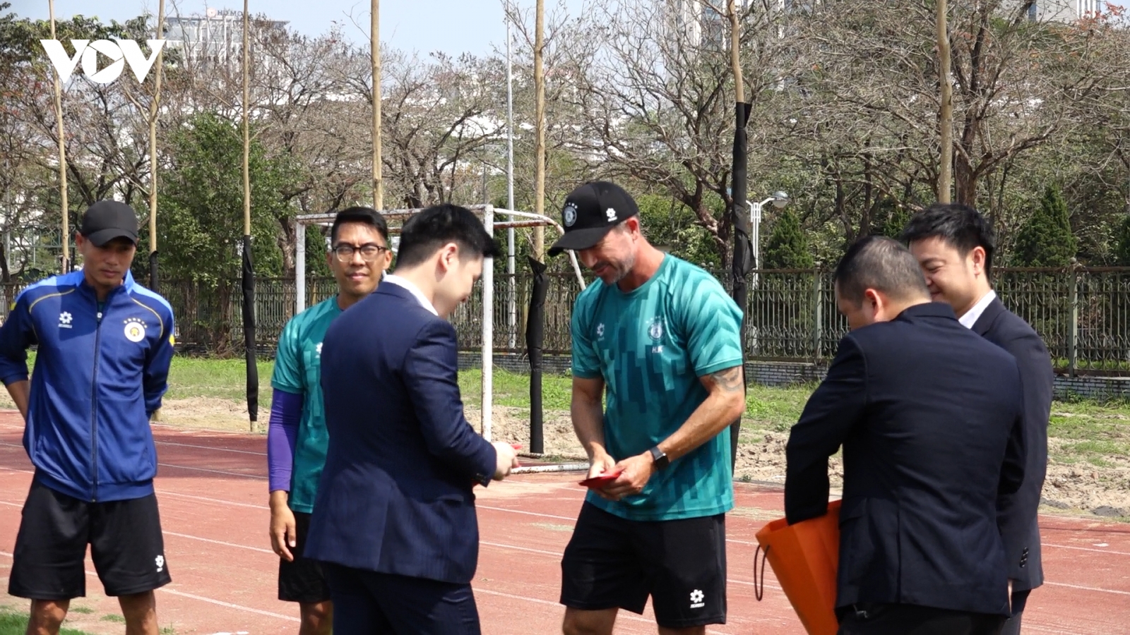 HLV Hà Nội FC tuyên bố “đanh thép” trước cuộc đua vô địch V-League 2025/2026