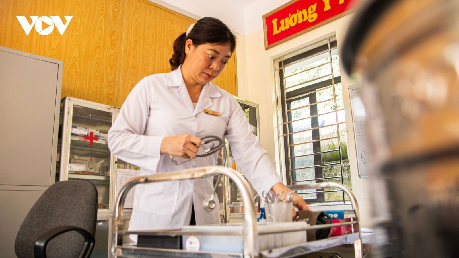 Đầu xuân theo chân cán bộ y tế “giữ sức khỏe học đường” trên vùng cao