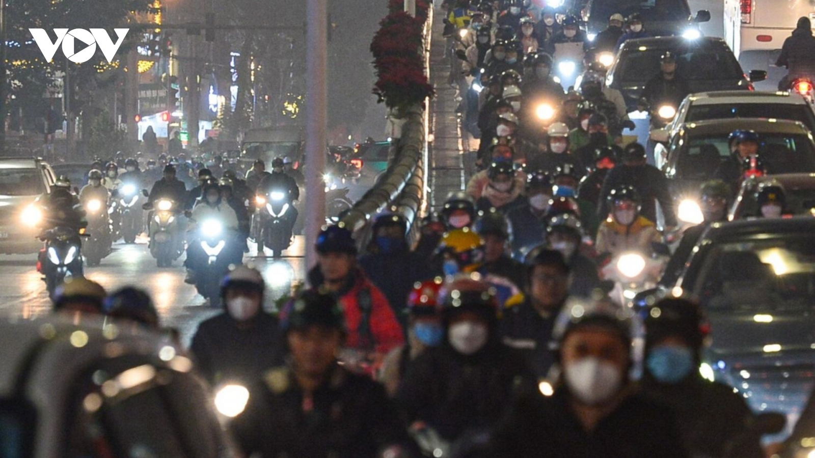 Người dân Hà Nội chật vật đi lại những ngày giáp Tết