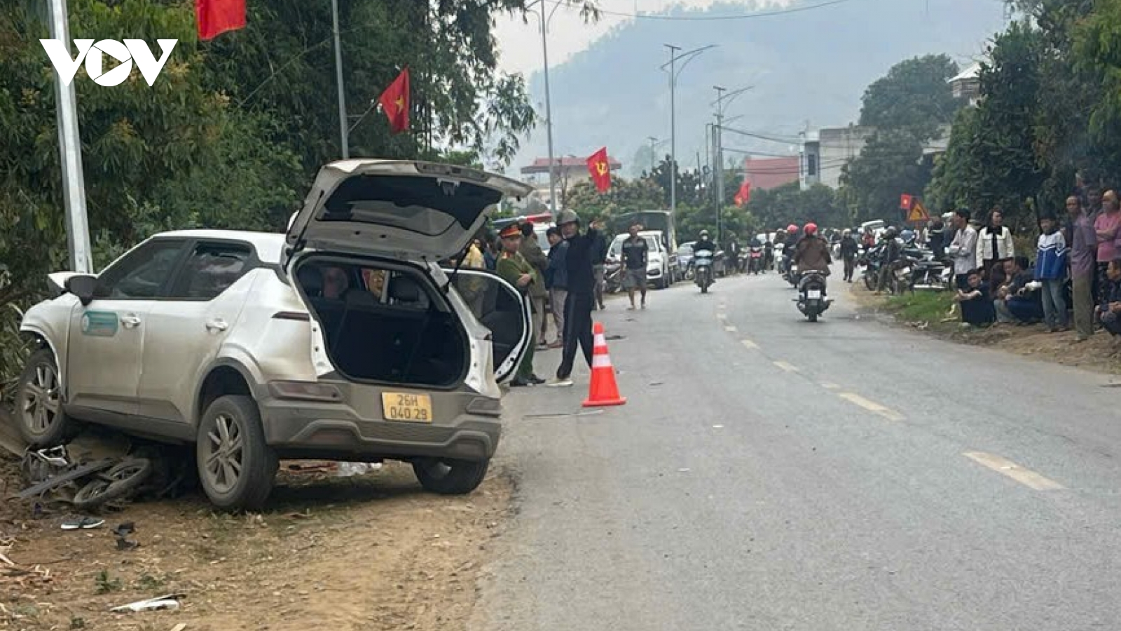 Ô tô vào cua mất lái va chạm với xe máy, 1 người tử vong trên Quốc lộ 4G