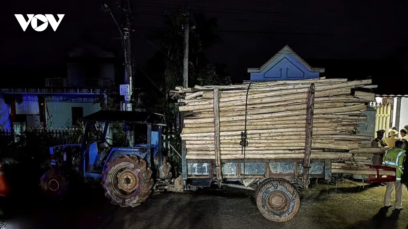 Xe máy va chạm với máy cày, mẹ bị thương, 2 con tử vong thương tâm