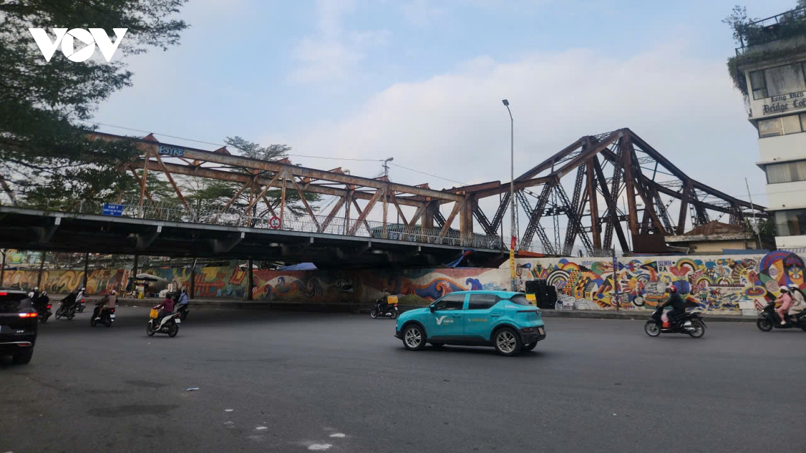 Phố phường Hà Nội thông thoáng, bến xe vắng khách chiều 28 Tết