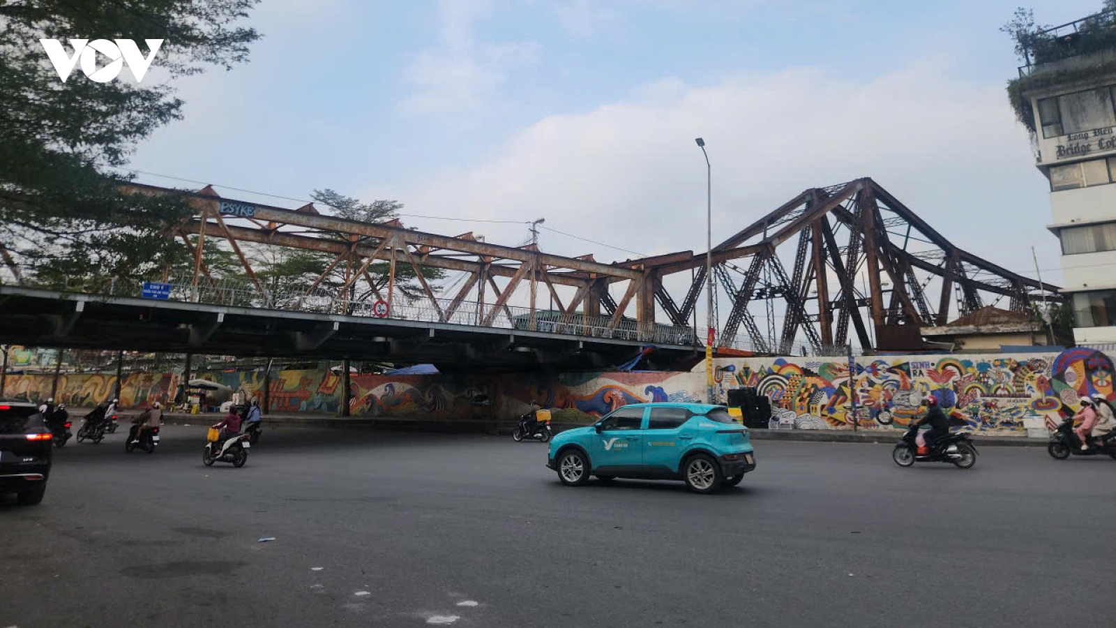 Phố phường Hà Nội thông thoáng, bến xe vắng khách chiều 28 Tết