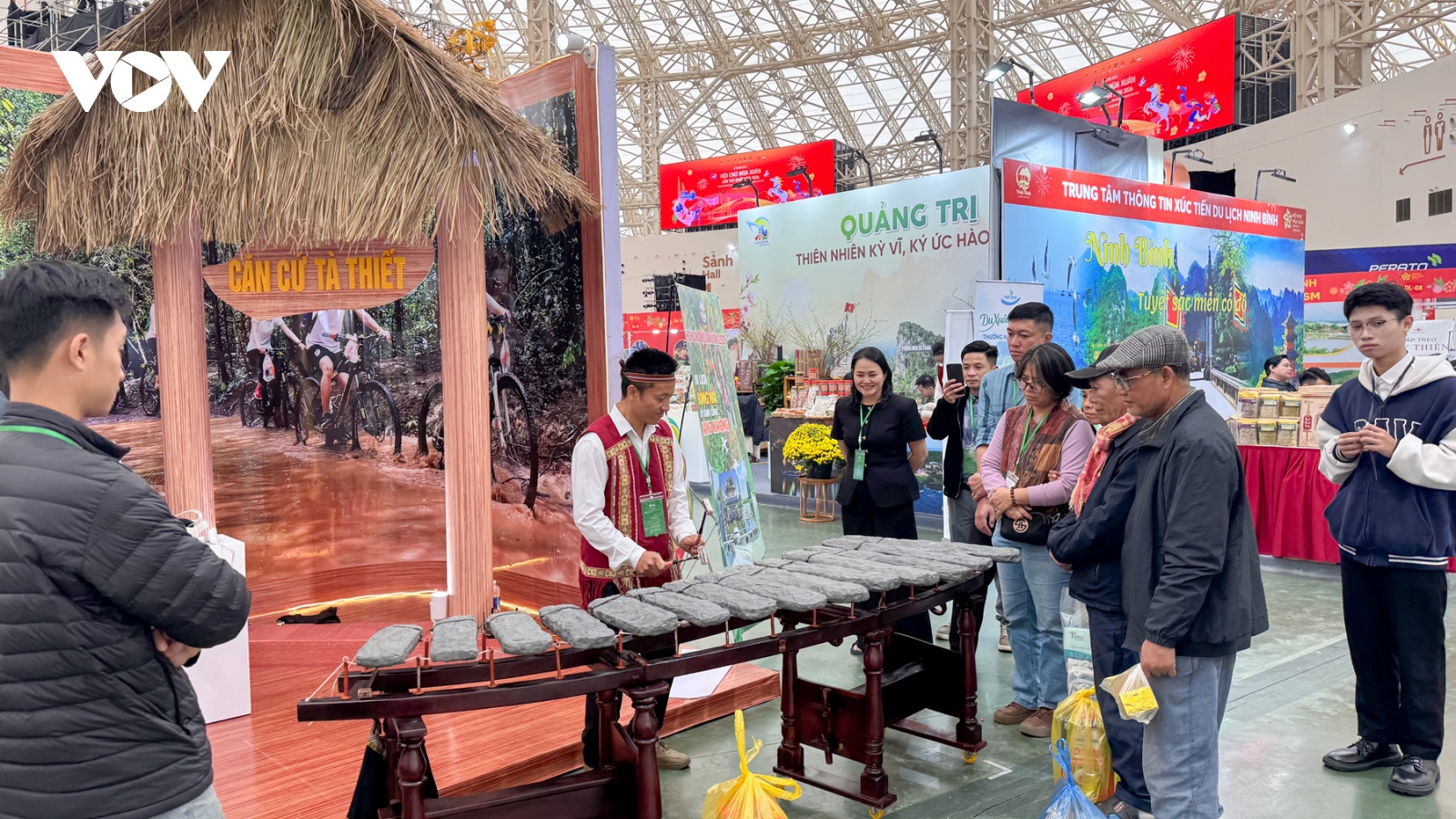 Đông đảo du khách đến Hội chợ Mùa Xuân 2026 trong ngày đầu mở cửa