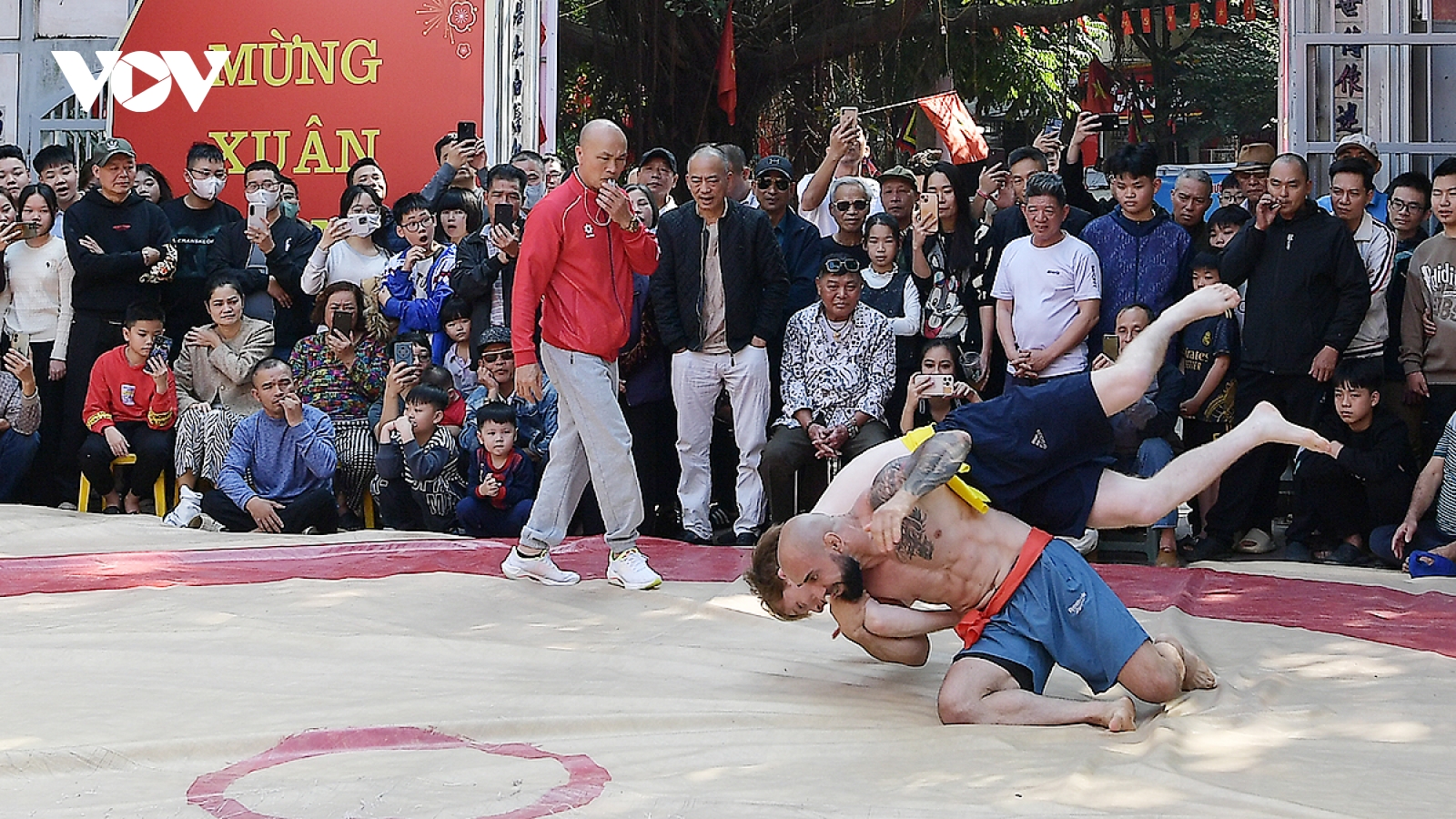 Đô vật người nước ngoài tham gia tranh giải Lễ hội vật truyền thống đình Mai Động