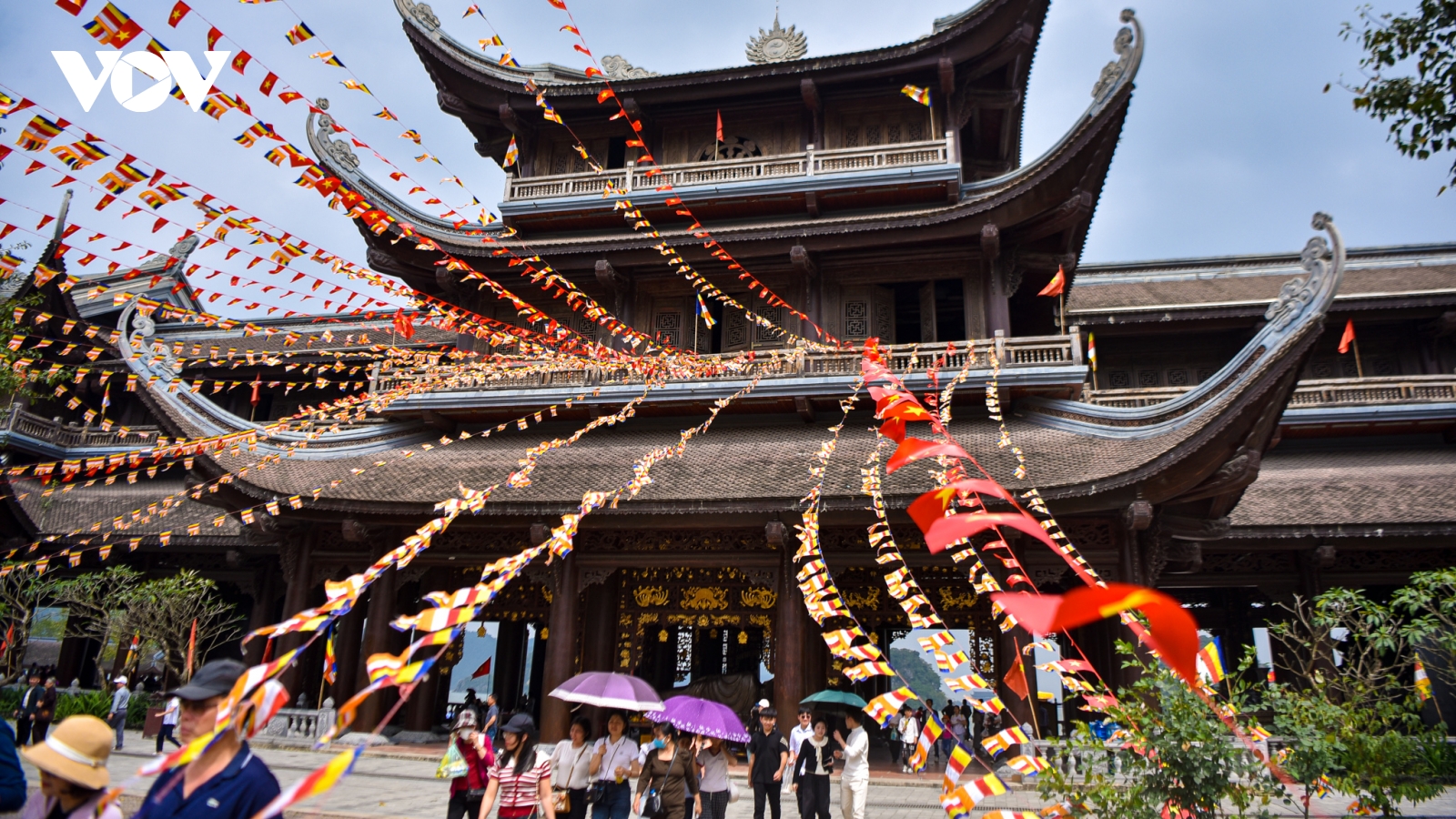 Tam Chúc tấp nập khách du xuân trong ngày nắng đẹp