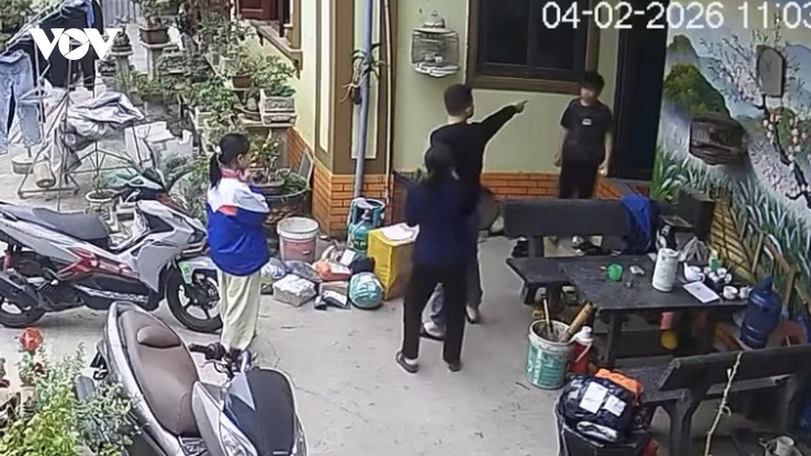 Xác minh clip phụ huynh ở Bắc Ninh xông vào nhà tát liên tiếp vào mặt nam sinh