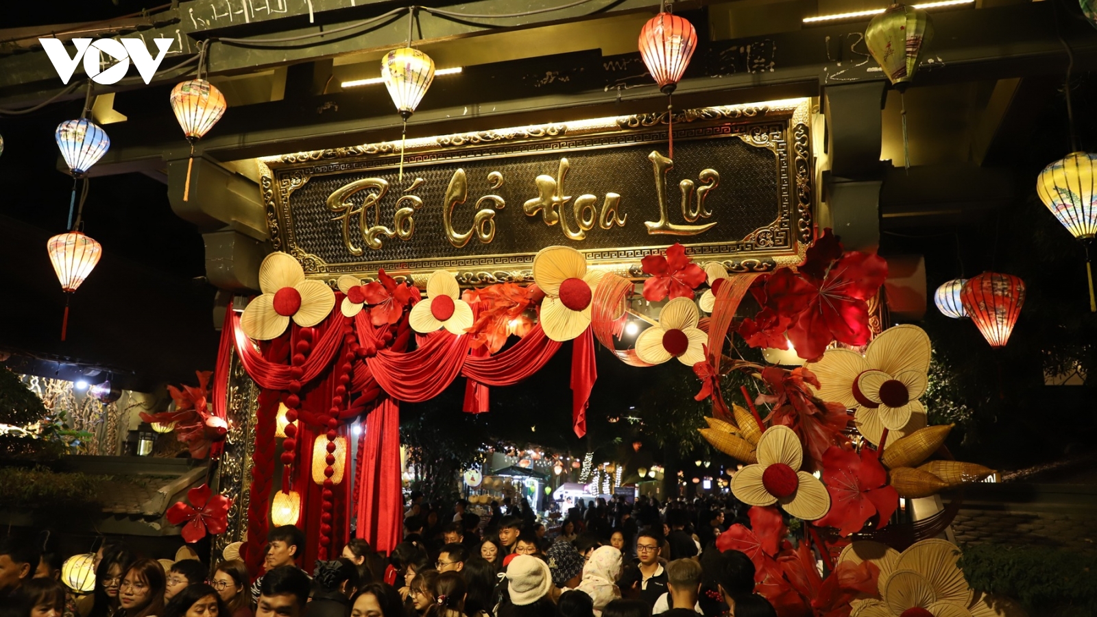 Check-in phố cổ Hoa Lư, Ninh Bình về đêm dịp Tết Bính Ngọ 2026