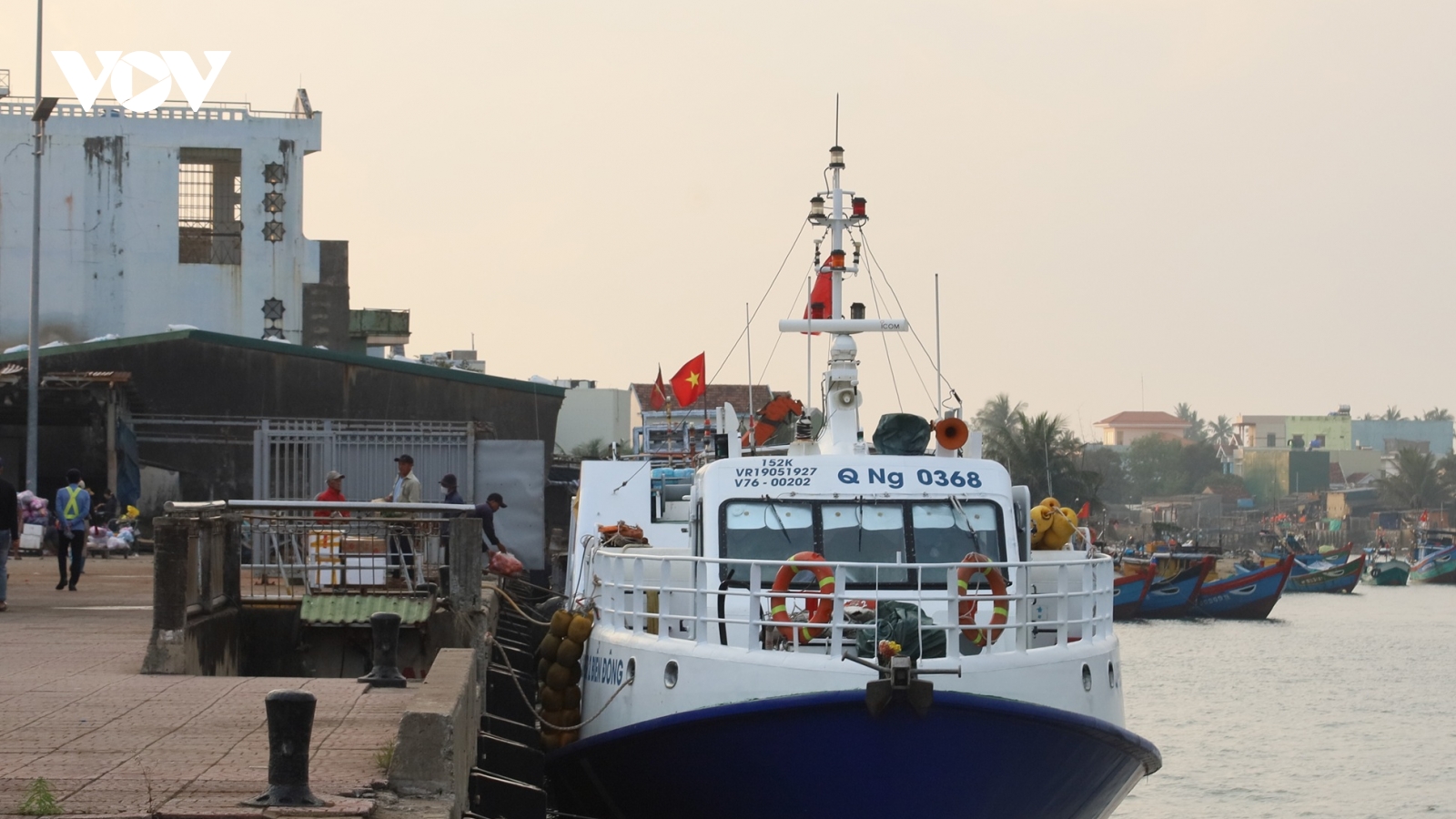 Không để người dân Lý Sơn lỡ Tết vì thời tiết xấu