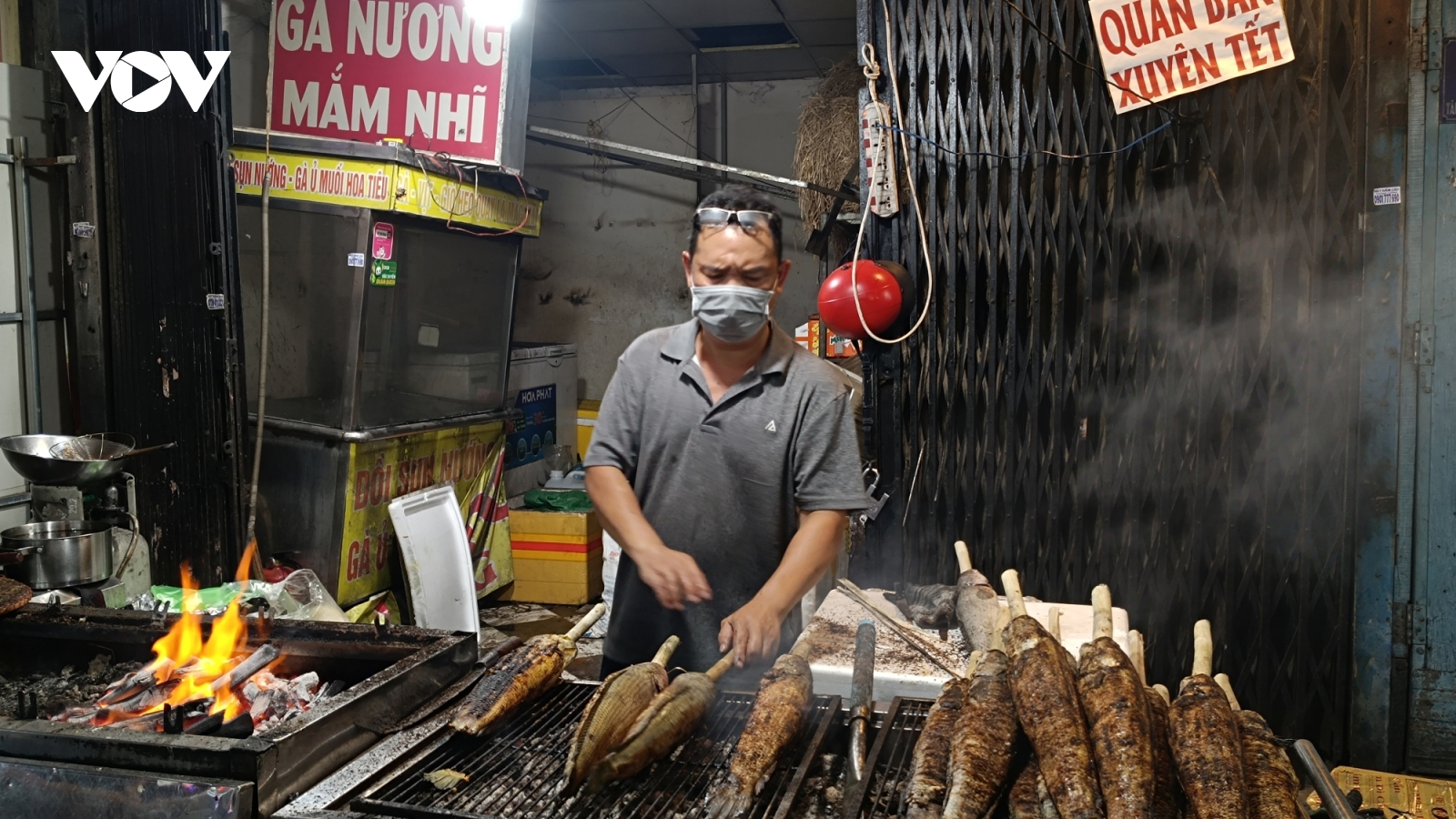 Tất bật chuẩn bị cá lóc nướng trước ngày Vía Thần Tài ở TP.HCM