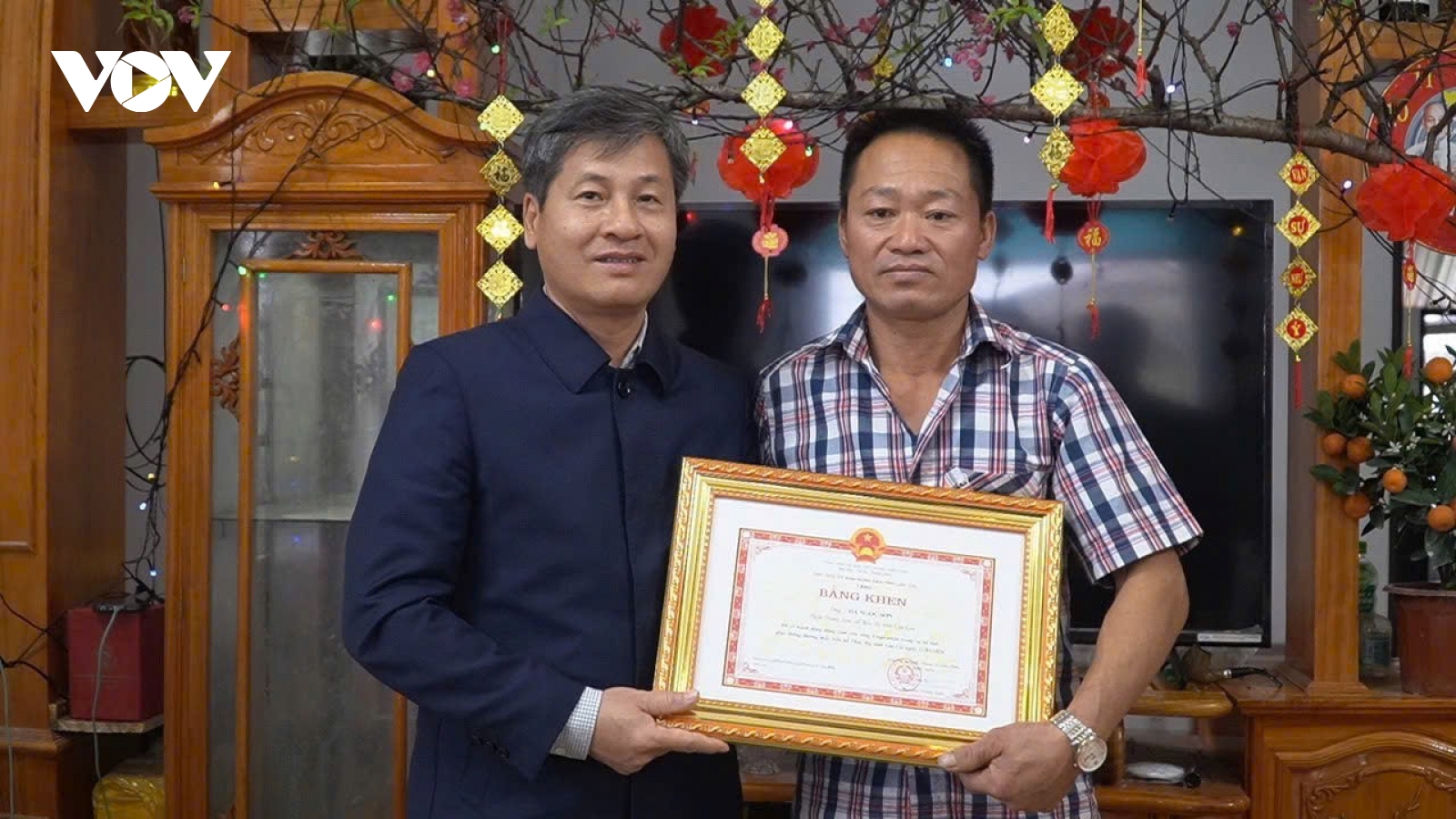 Khen thưởng người hùng cứu 6 người trên hồ Thác Bà