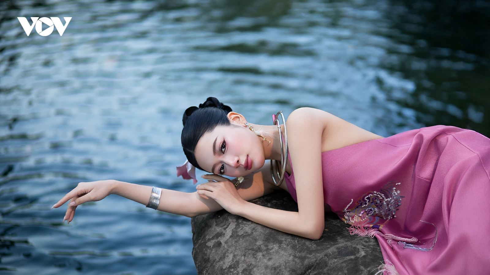 Diện yếm truyền thống, Á khôi Thanh Hương tôn vinh vẻ đẹp phụ nữ Việt